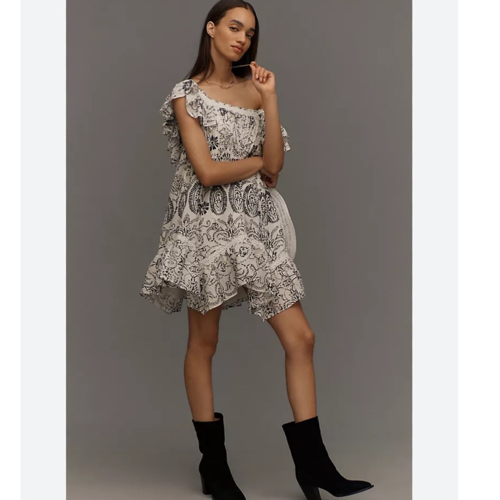 Flutter-Sleeve Babydoll Mini Dress
Maeve
NWOT
Black & White